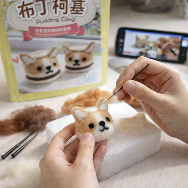 NEEDLE FELTING PENDANT KIT - PUDDING CORGI